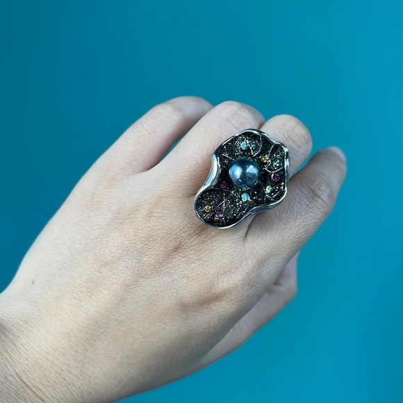 Flower-Shaped Statement Ring with Black Petals and Grey Faux Pearl - Picture 2 of 7
